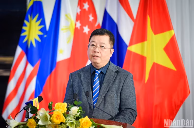 越南通信传媒部副部长阮青林致辞。