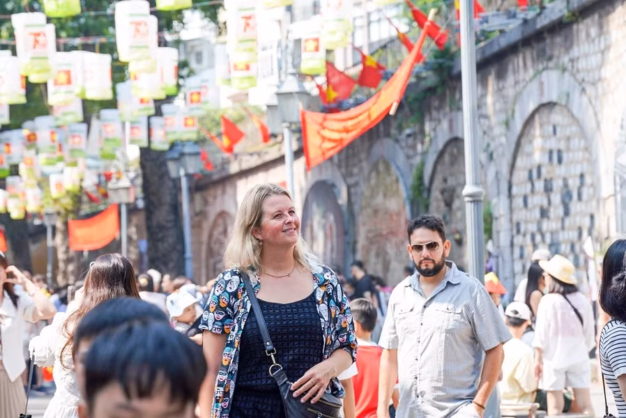 冯兴壁画空间区吸引众多市民和游客前来参观。