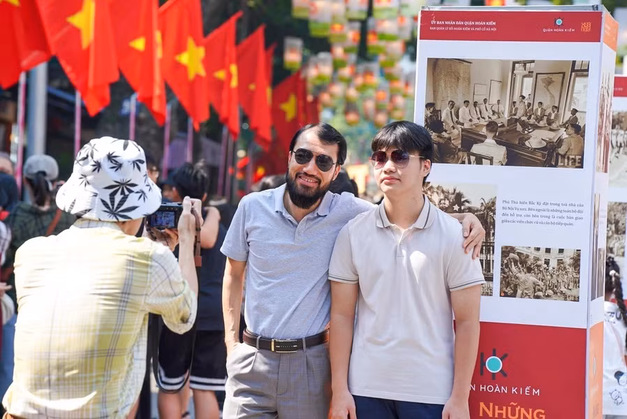 冯兴壁画空间区吸引众多市民和游客前来参观。