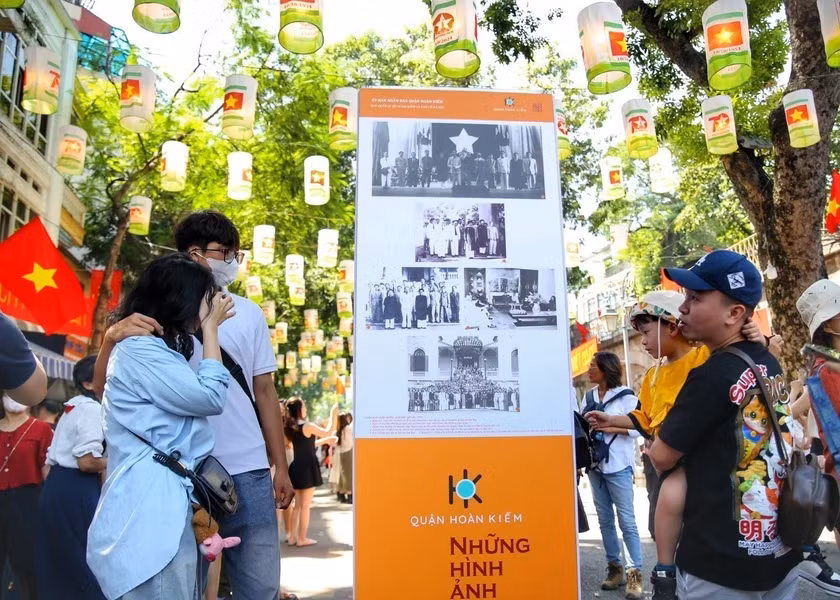 冯兴壁画空间区吸引众多市民和游客前来参观。