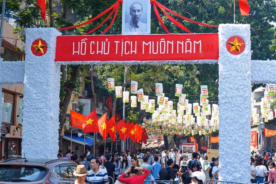 冯兴壁画空间区吸引众多市民和游客前来参观。