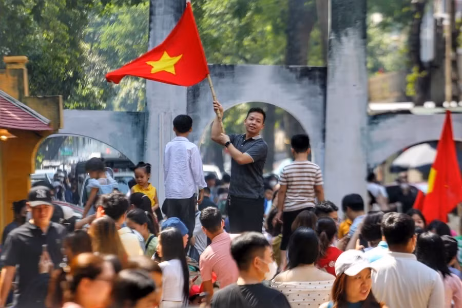 冯兴壁画空间区吸引众多市民和游客前来参观。