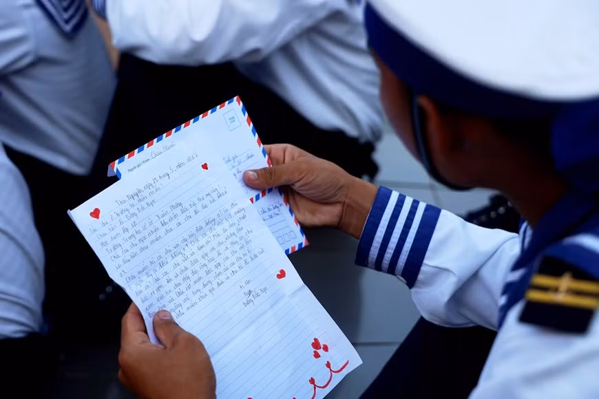 长沙群岛战士正在读陆地寄过来的信。