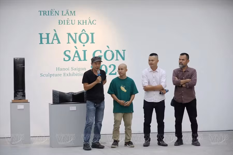 雕塑艺术家陶周海介绍作品。