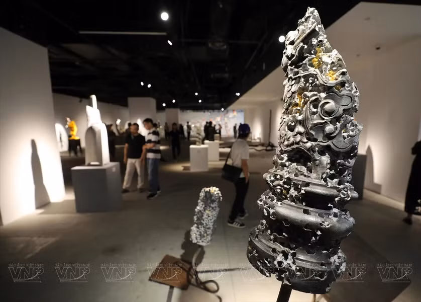 欣赏河内市常信县豆寺的独特龙形雕塑。