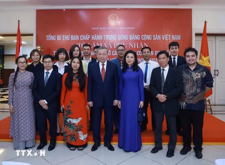苏林总书记访问越南驻印尼大使馆 会见旅居印尼越南侨胞。