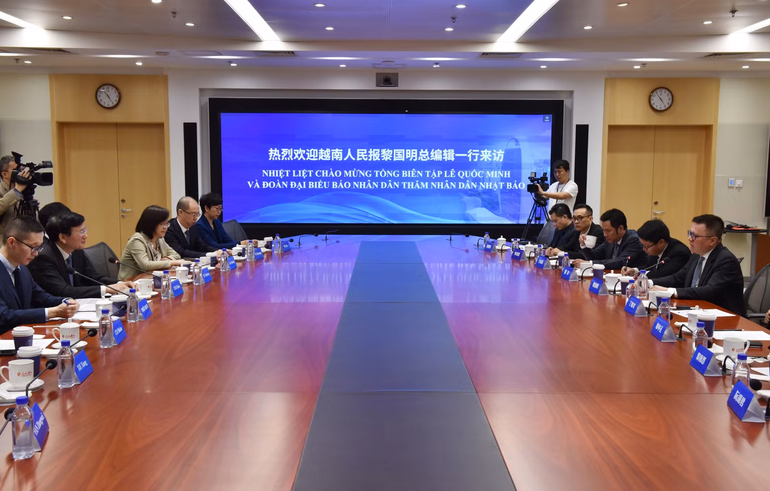 黎国明总编辑与庹震社长举行会谈。