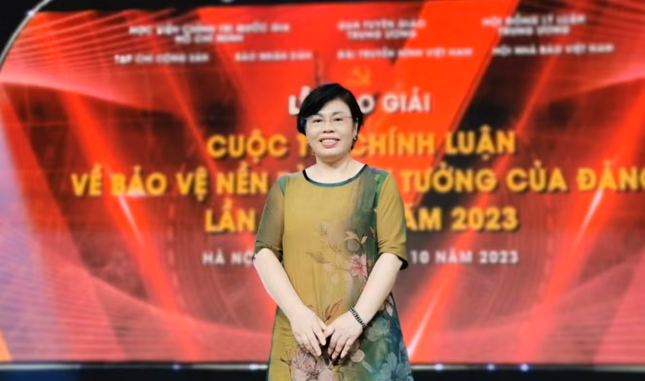 2023年，潘金娥有关阮富仲总书记著作的文章获奖。这是她在河内参加颁奖典礼的照片。