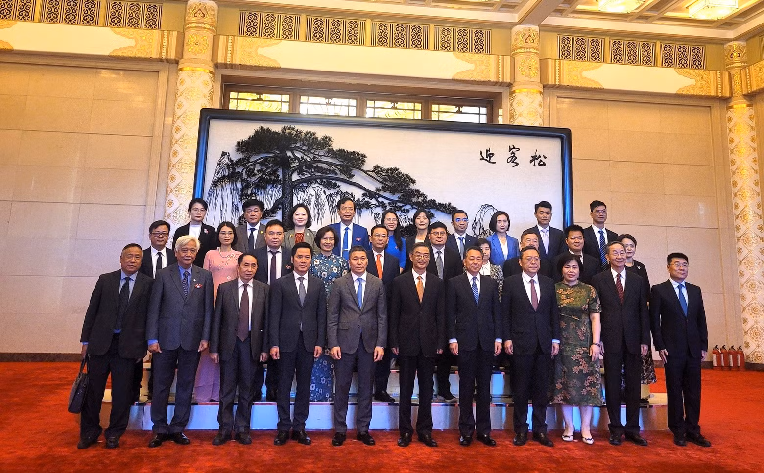 周强同志与越中人民论坛参会代表合影。
