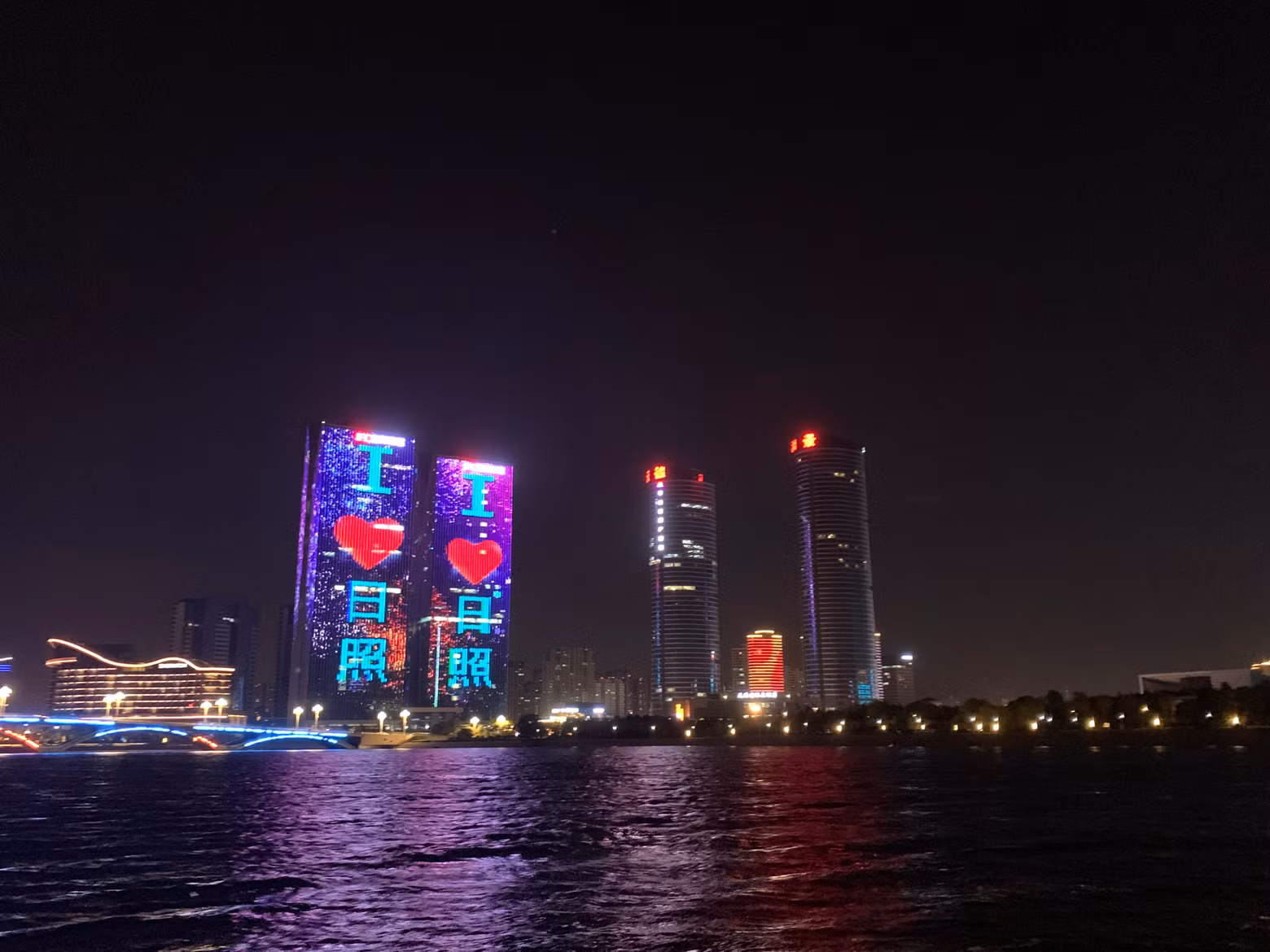 日照的夜景。
