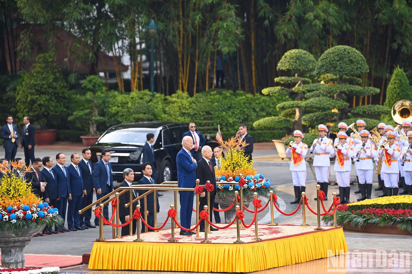 现场奏起两国国歌。