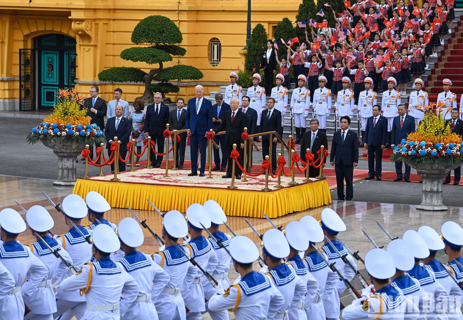 越共中央总书记阮富仲与美国总统乔·拜登共同检阅仪仗队。