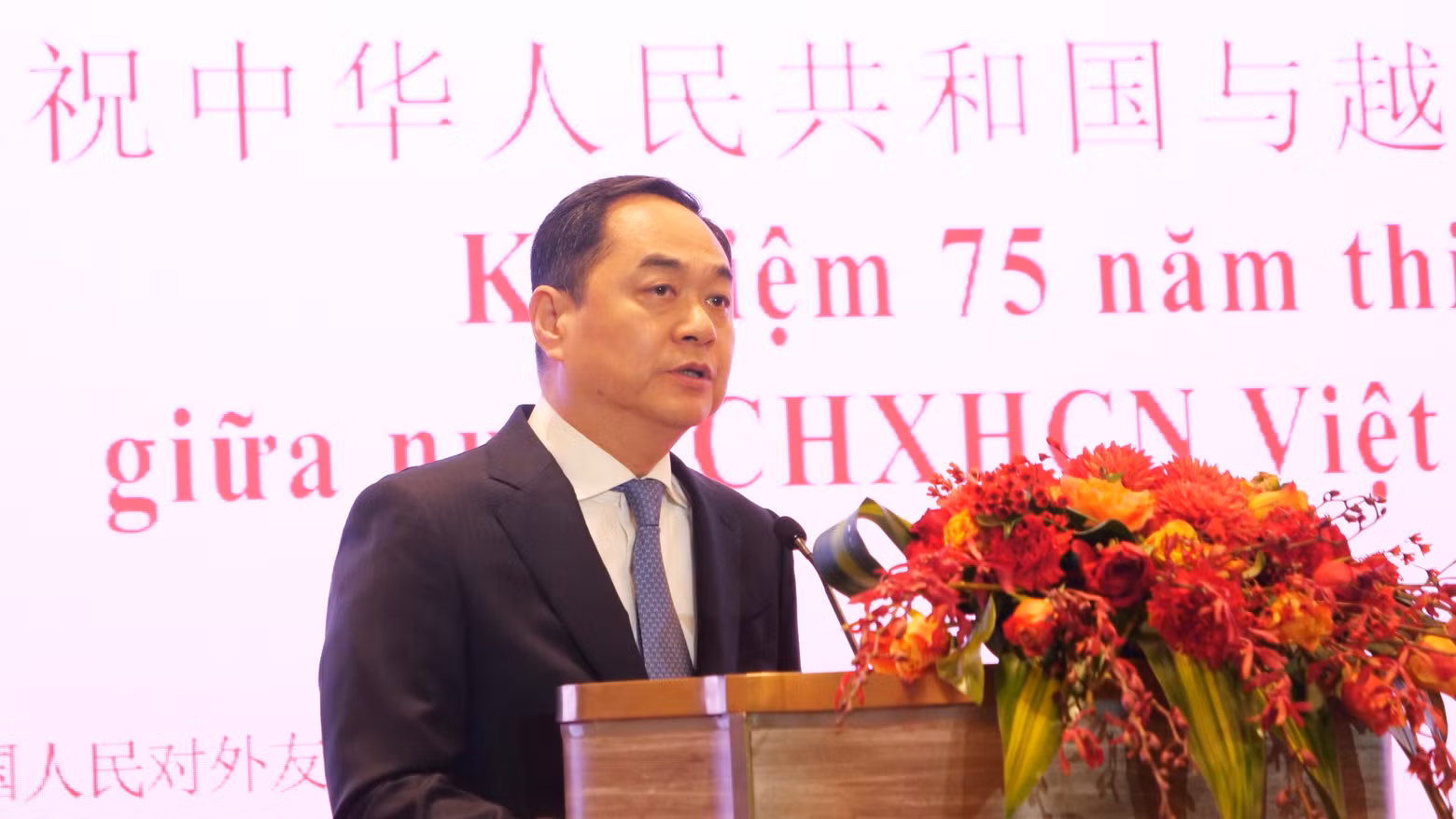 杨万明在招待会上发言。
