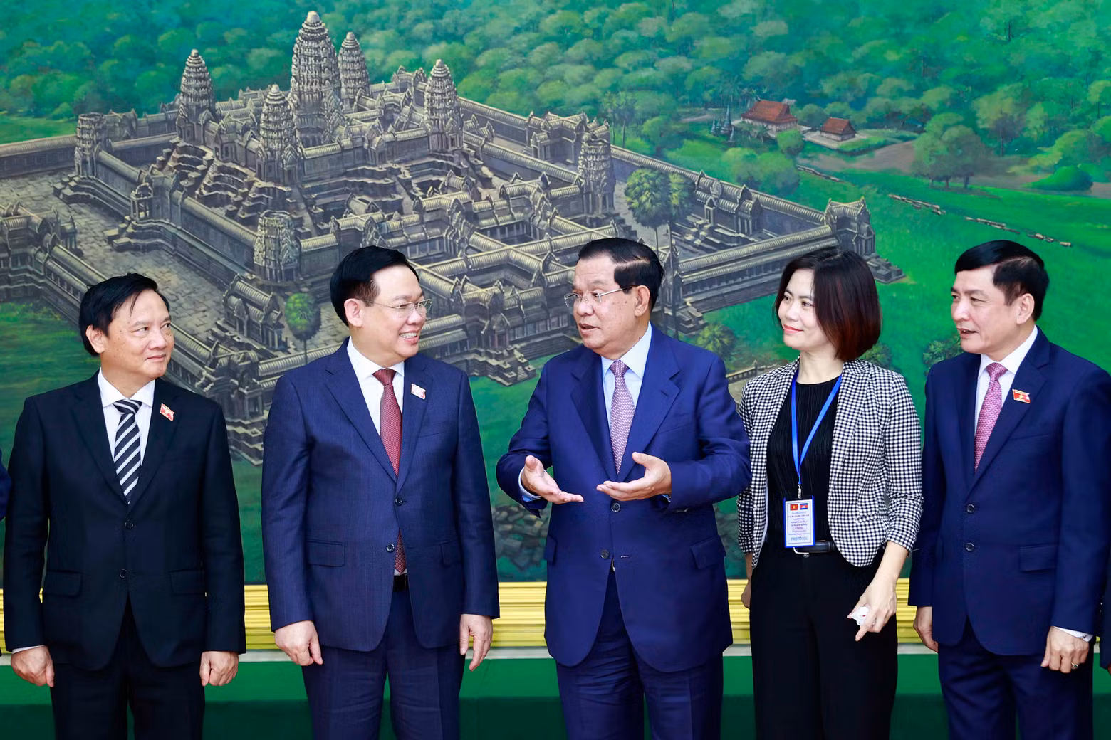 合影之前，国会主席王廷惠与洪森首相交谈。