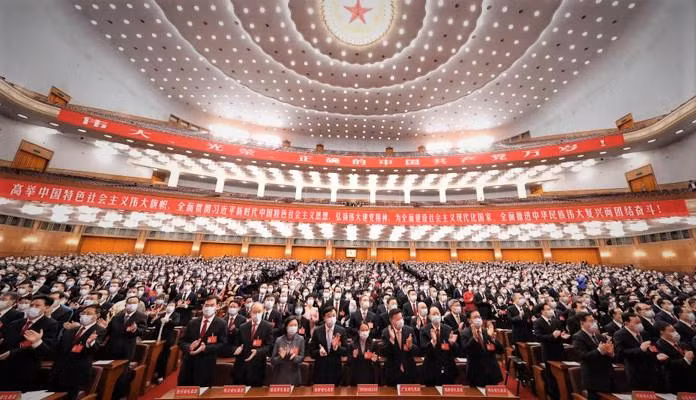 出席闭幕会的代表。（图源：新华社）