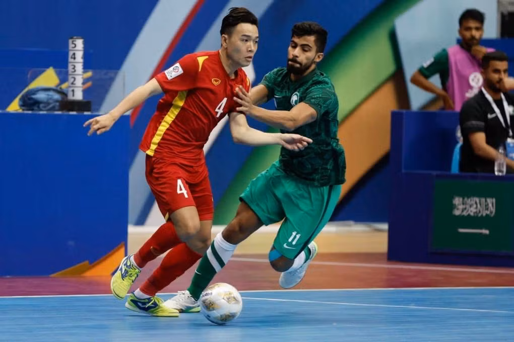 越南球员带球进攻。