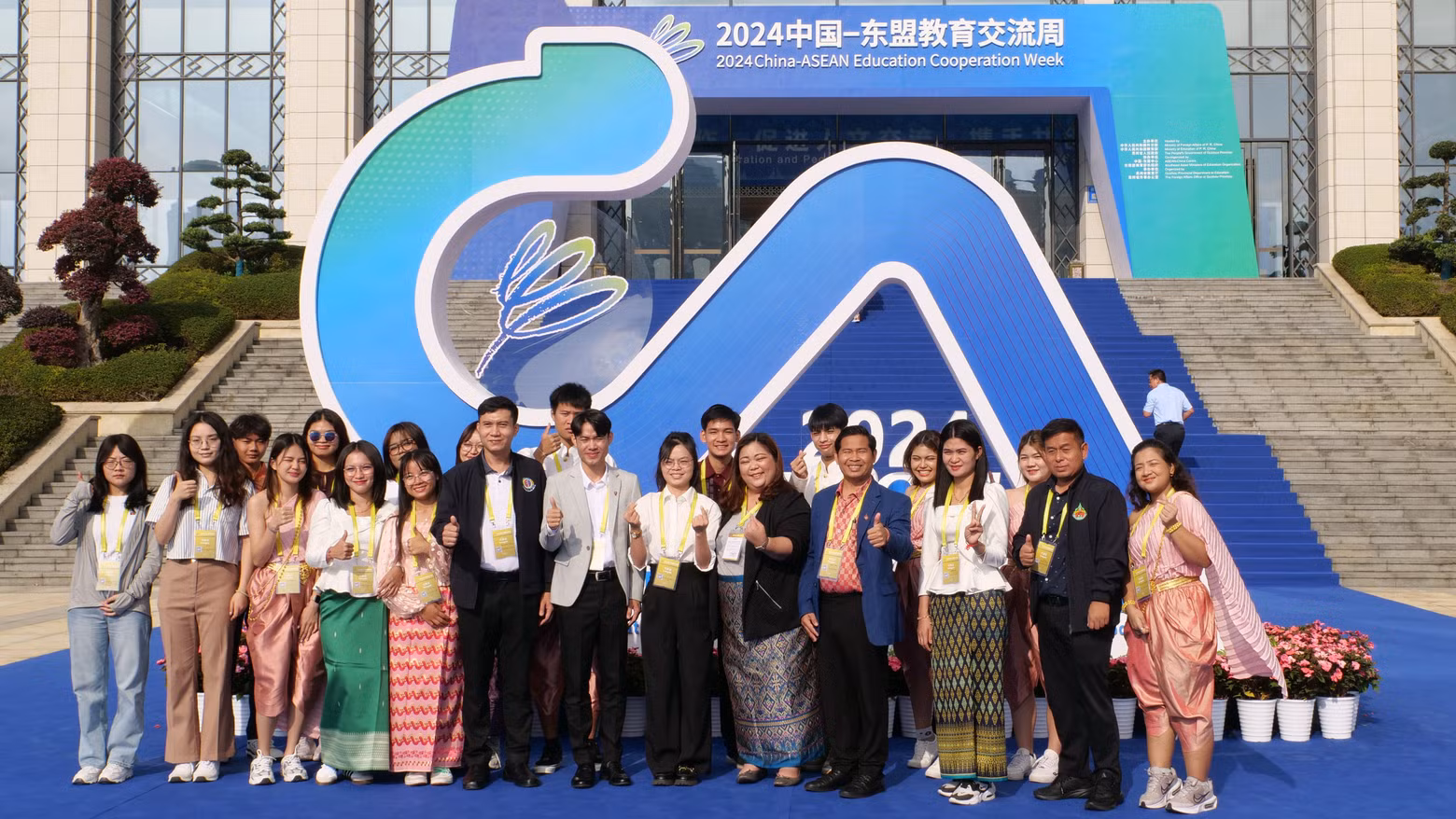 各国青年、大学生合影留念。
