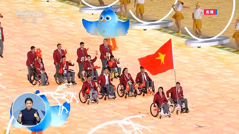 越南残疾人体育代表团入场。