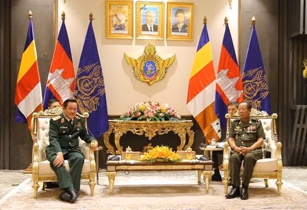 越南国防部副部长武明良上将礼节性拜会了柬埔寨副首相兼国防大臣迪班。
