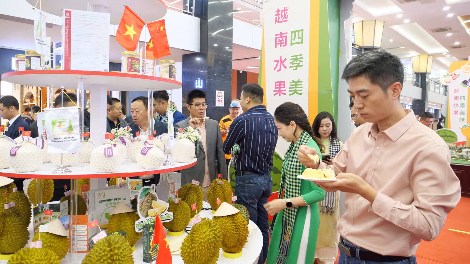 客户可在水果节品尝越南新鲜榴莲。