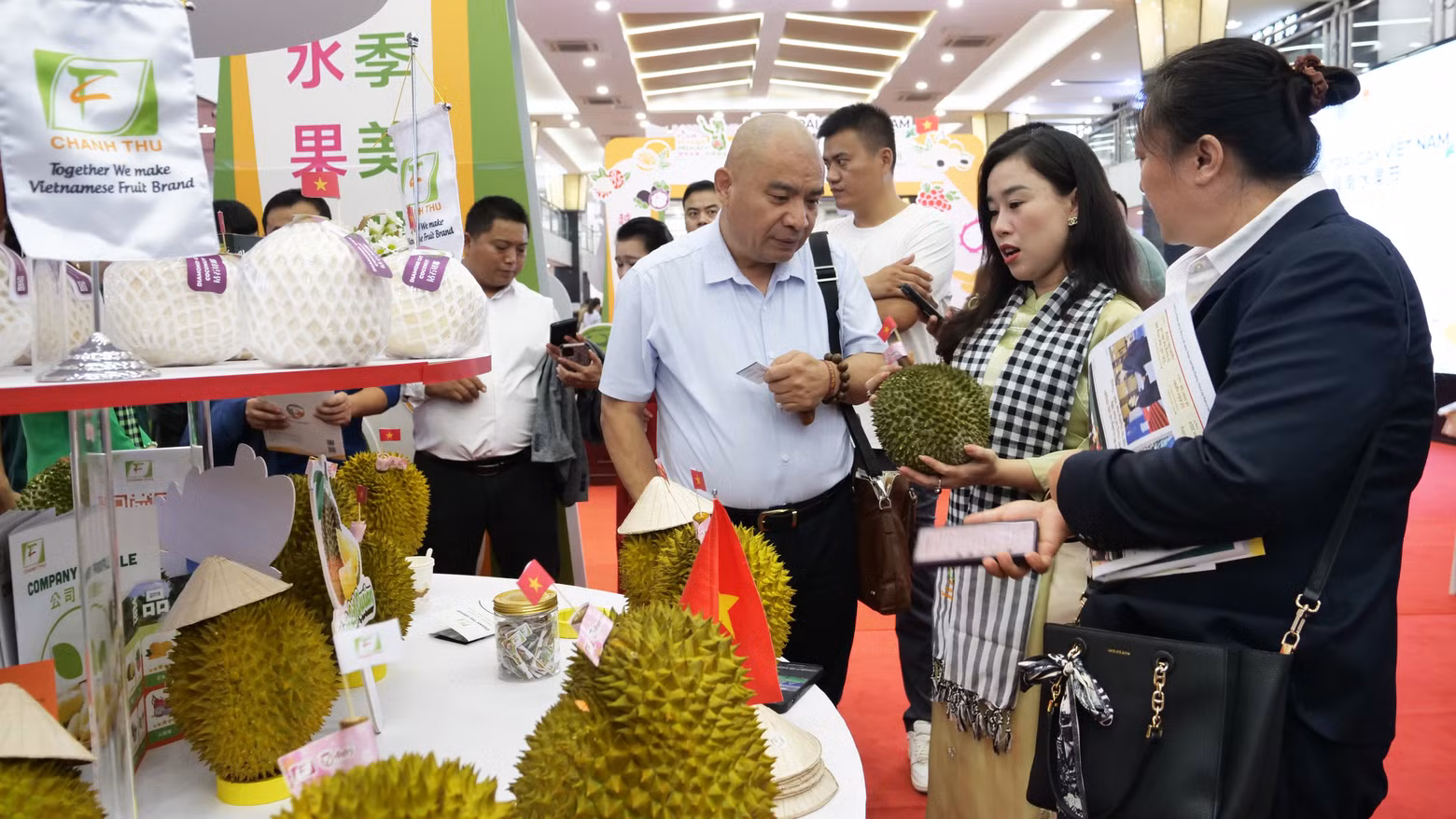 一名越南企业代表想客户推介榴莲。