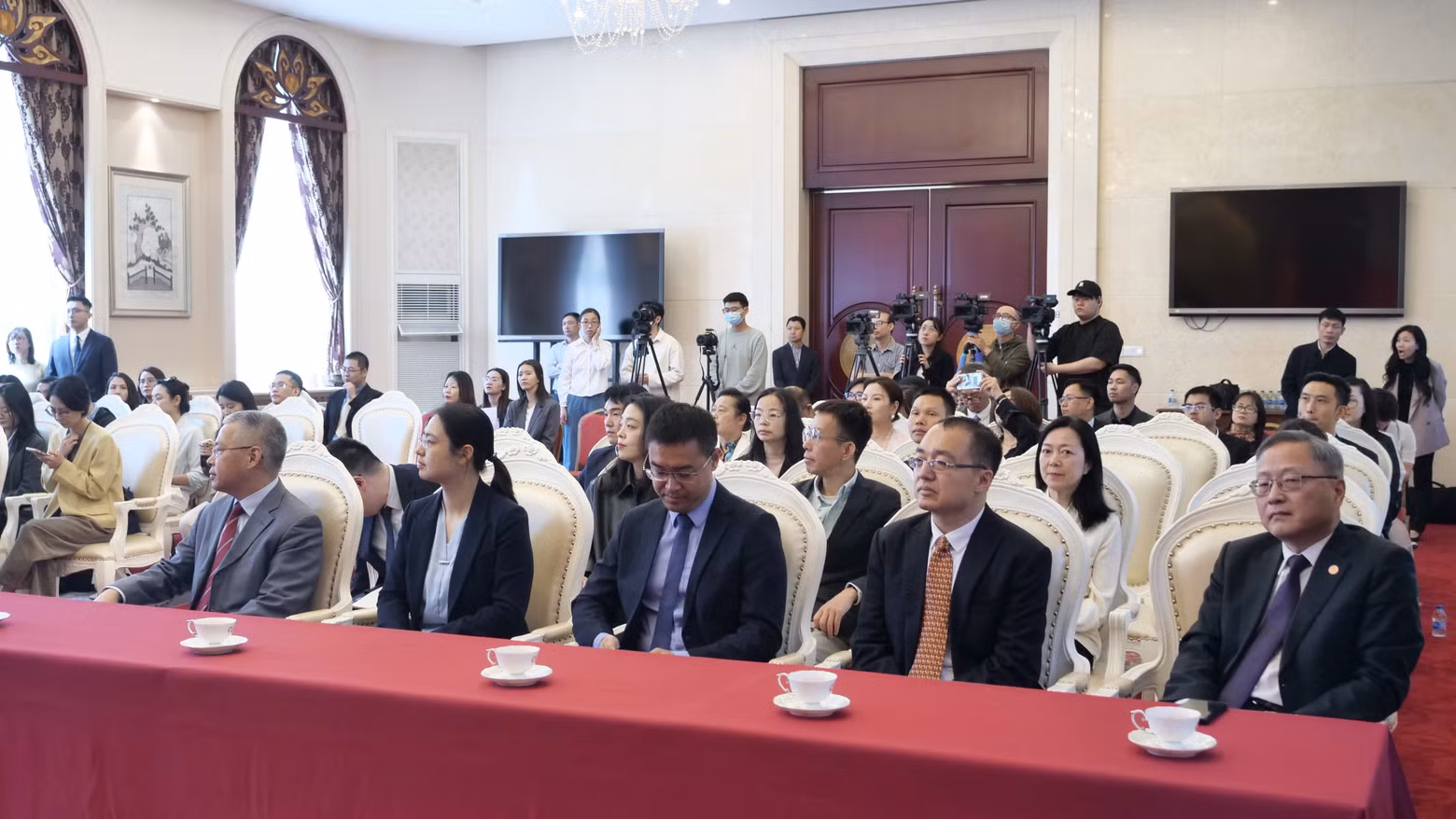 中国新闻媒体管理机构代表、记者、学者参加见面会。
