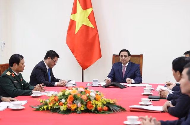 范明正总理与中国国务院总理李克强通电话。 范明正总理与中国国务院总理李克强通电话。