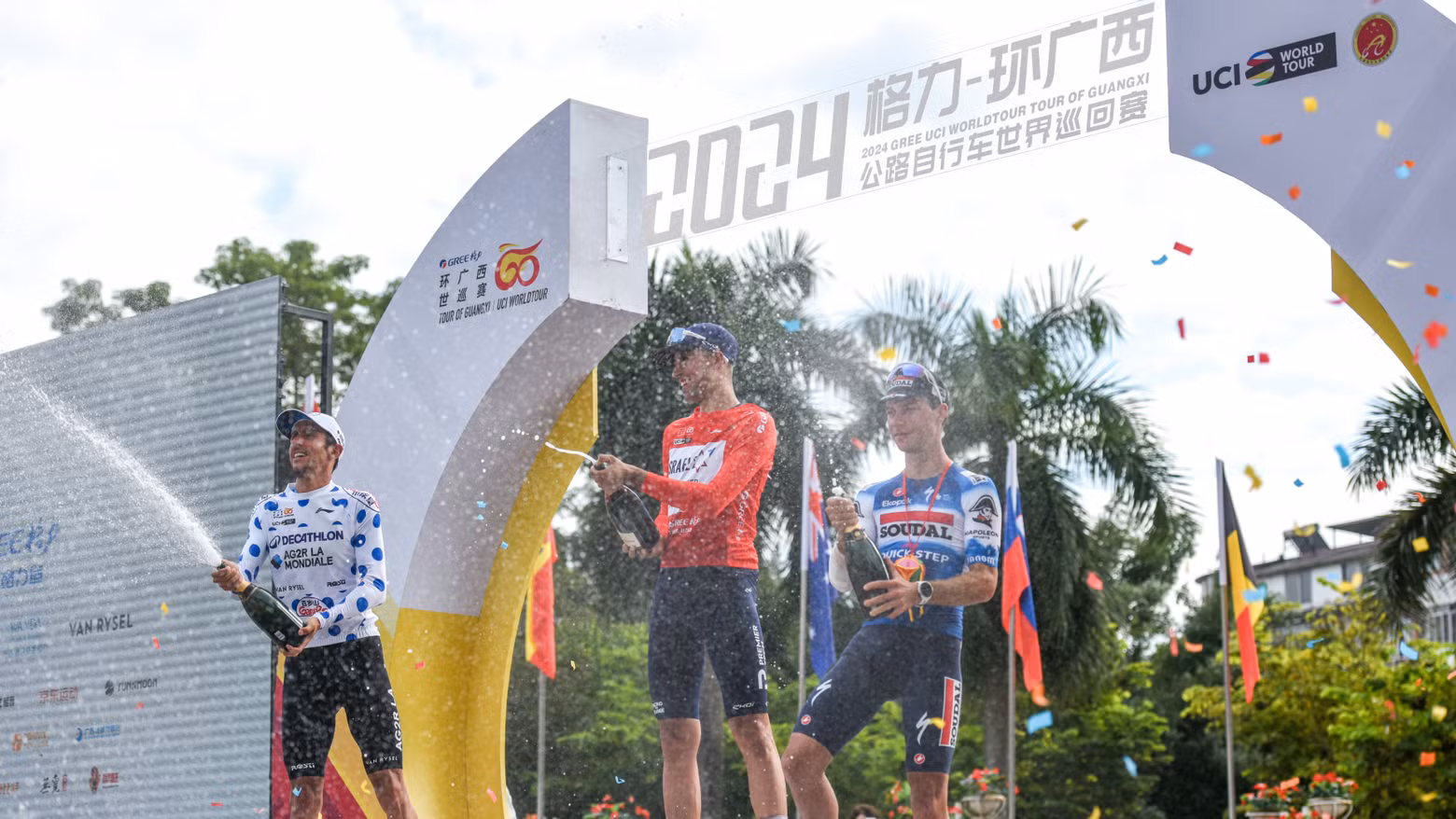 赛段奖项获得者车手喷香槟来庆祝胜利。