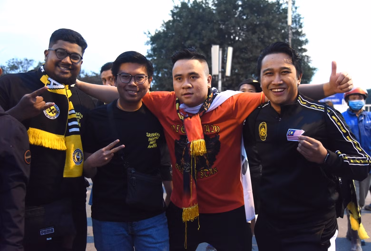 越南球迷与马来西亚球迷合影。 越南球迷与马来西亚球迷合影。