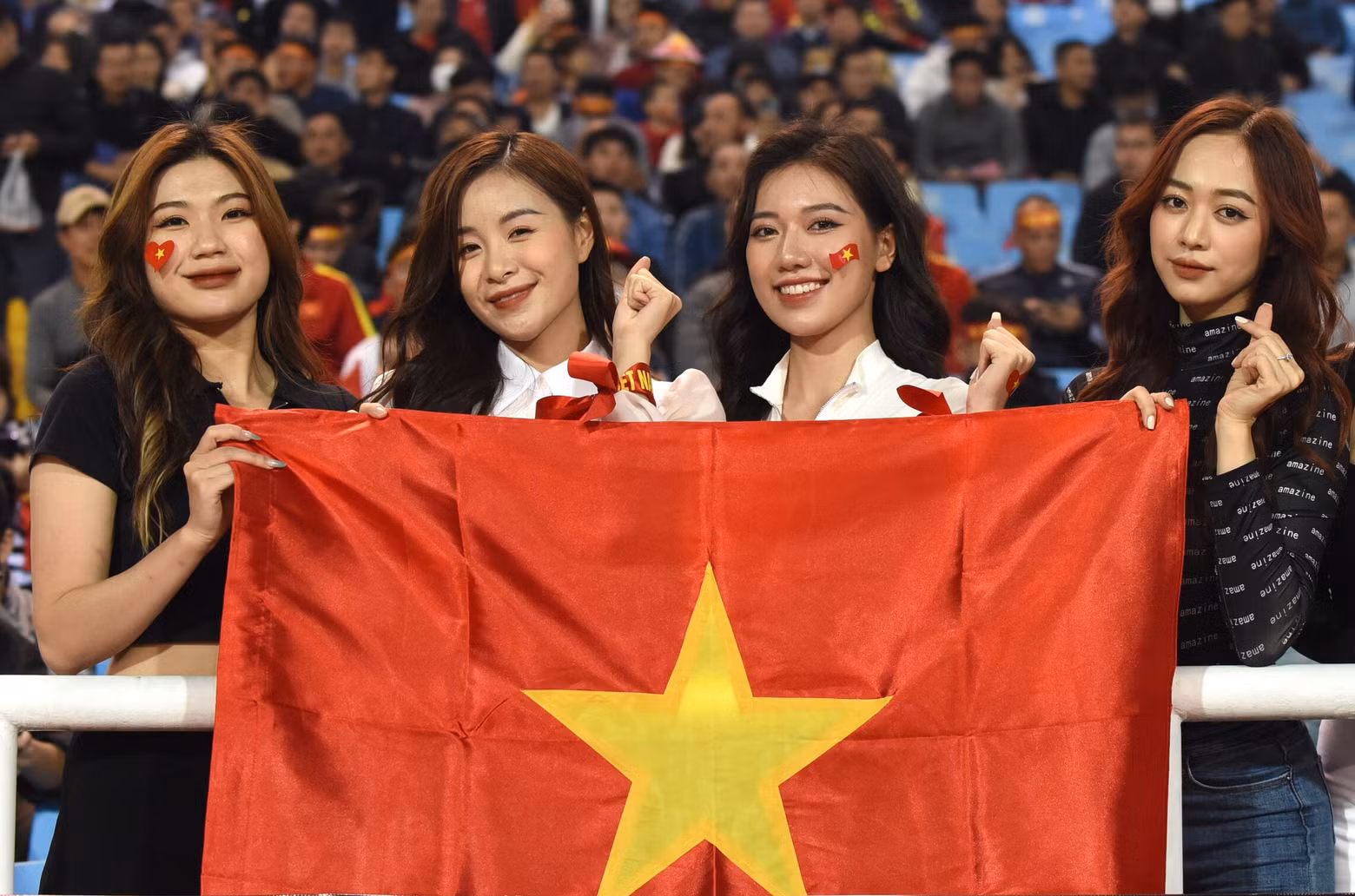 越南球迷染红了美廷体育场一角。 越南球迷染红了美廷体育场一角。