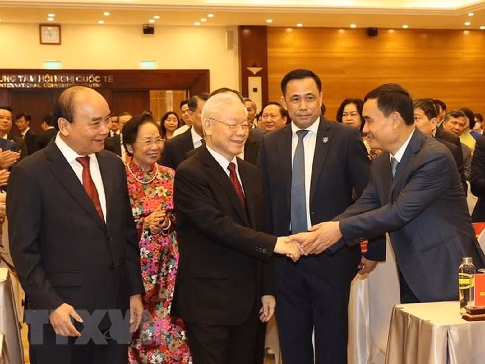越共中央总书记和与会代表握手。