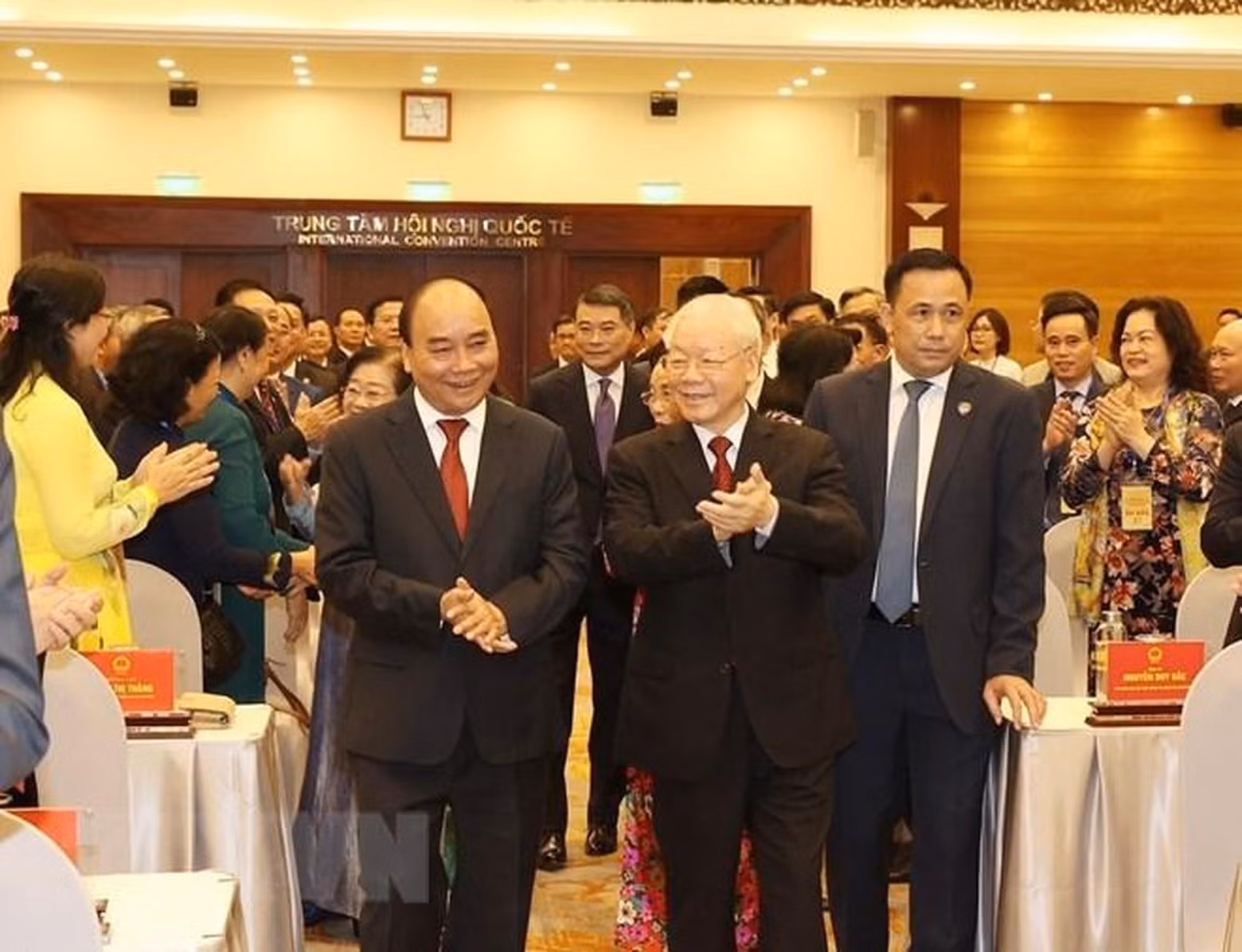 越共中央总书记阮富仲和国家主席阮春福莅临出席纪念仪式。