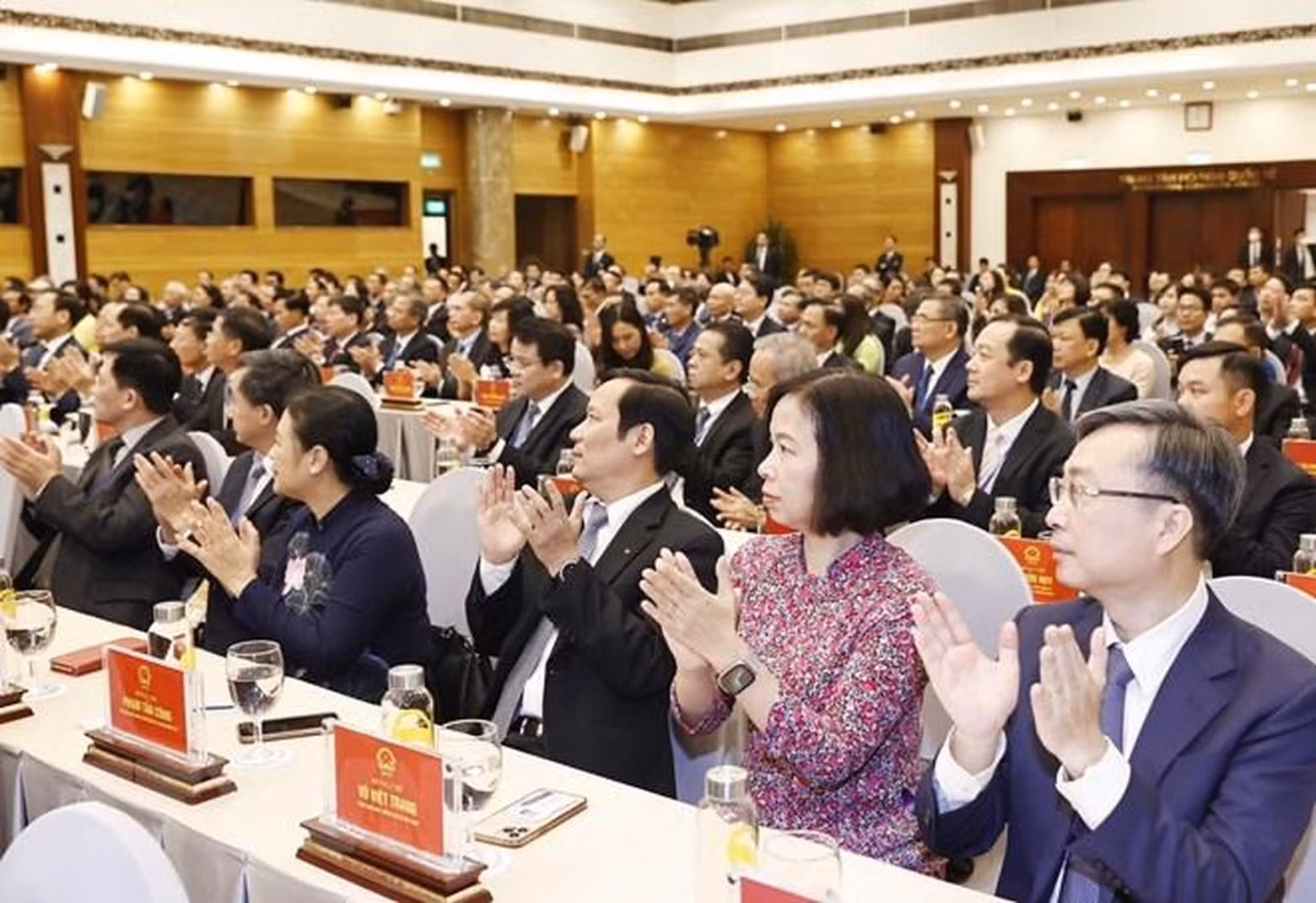 各位代表出席纪念仪式。