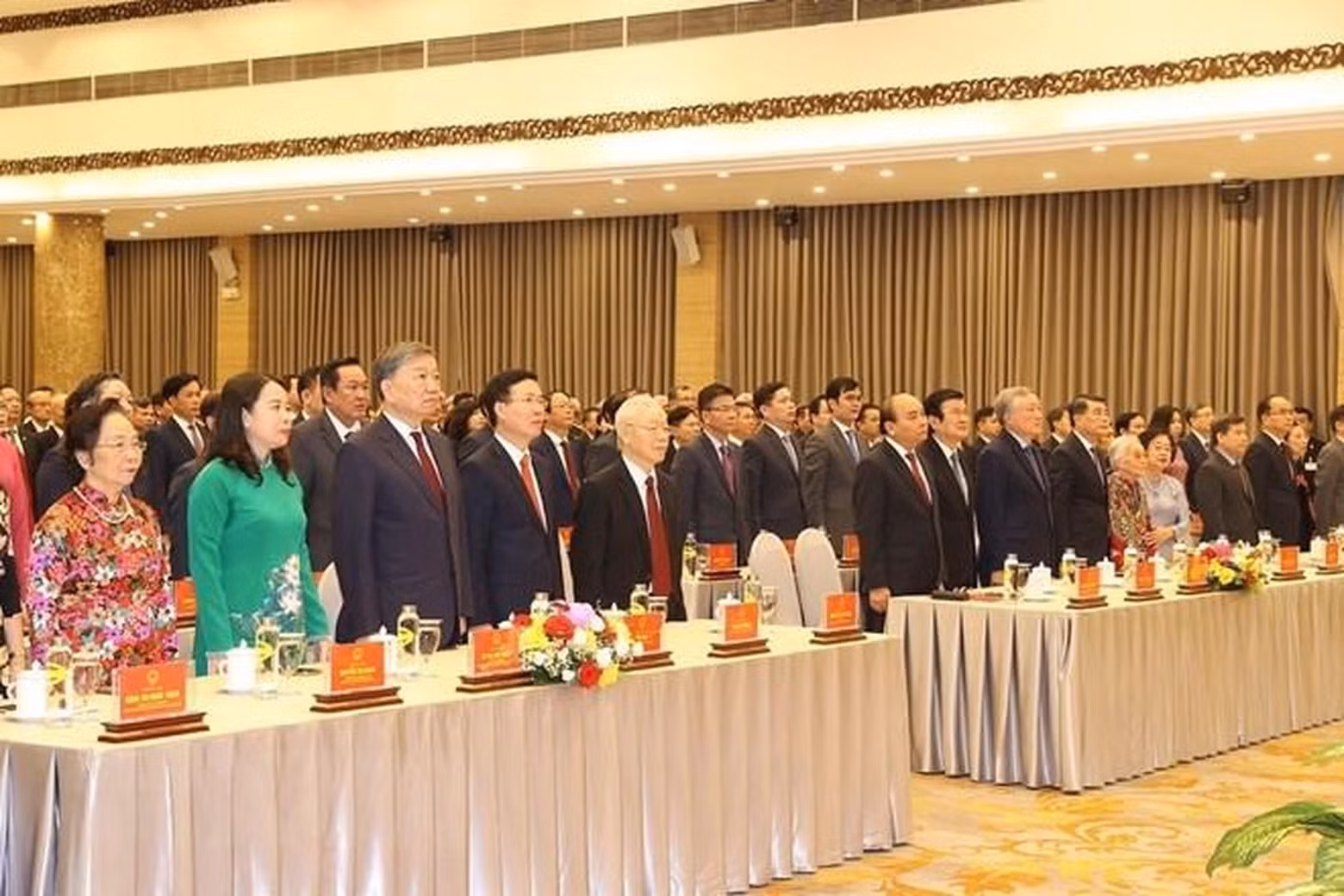 与会代表举行向国旗敬礼仪式。