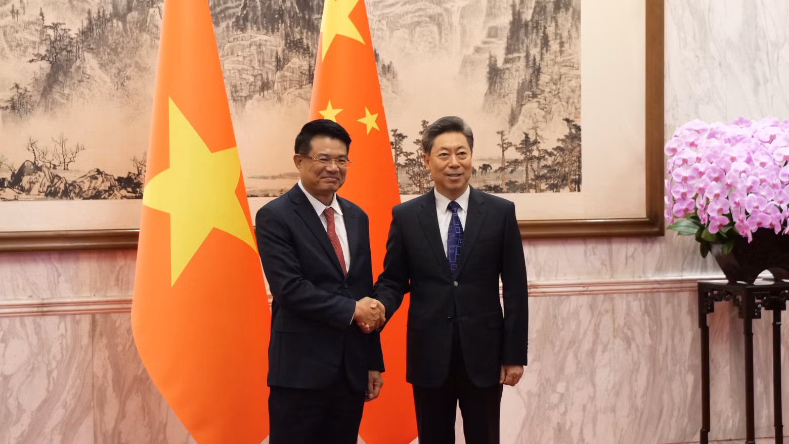 阮辉进检察长礼节性拜会中共中央政治局委员、中央政法委书记陈文清。