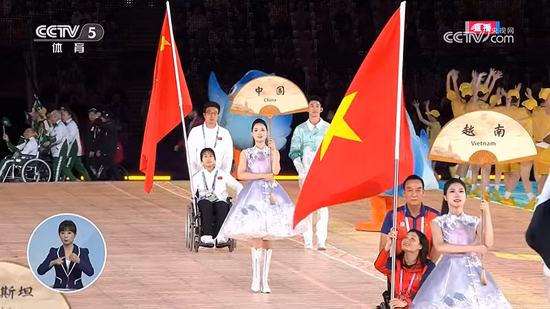 越南国旗入场。