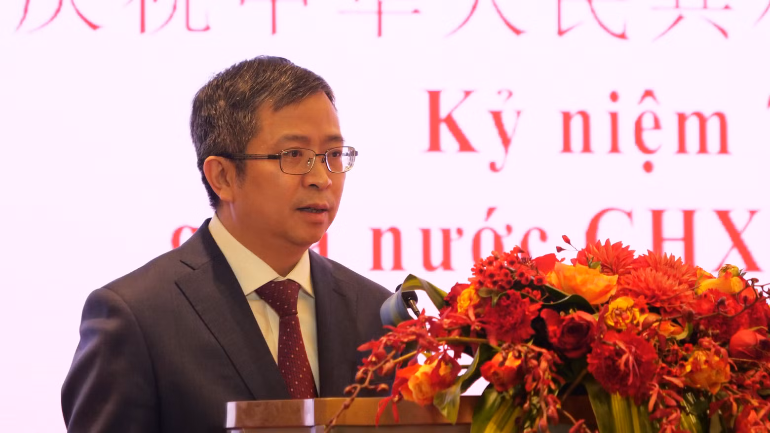 范清平大使在招待会上发言。