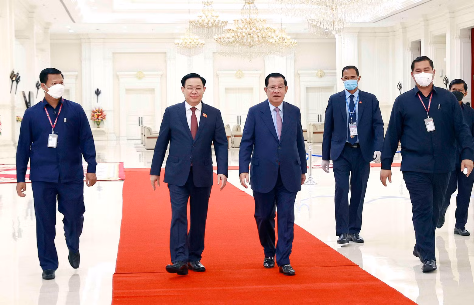 国会主席王廷惠与洪森首相步入会议厅。