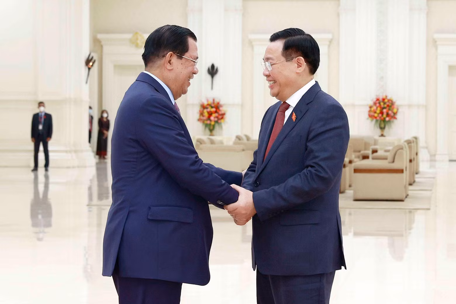 国会主席王廷惠与洪森首相握手。