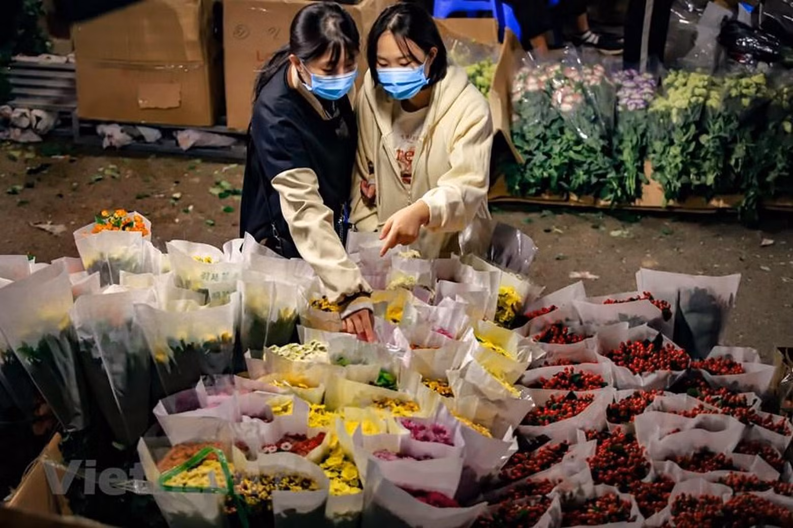 许多人在广安夜间花市选购鲜花，是因为价格便宜、鲜花很新鲜。