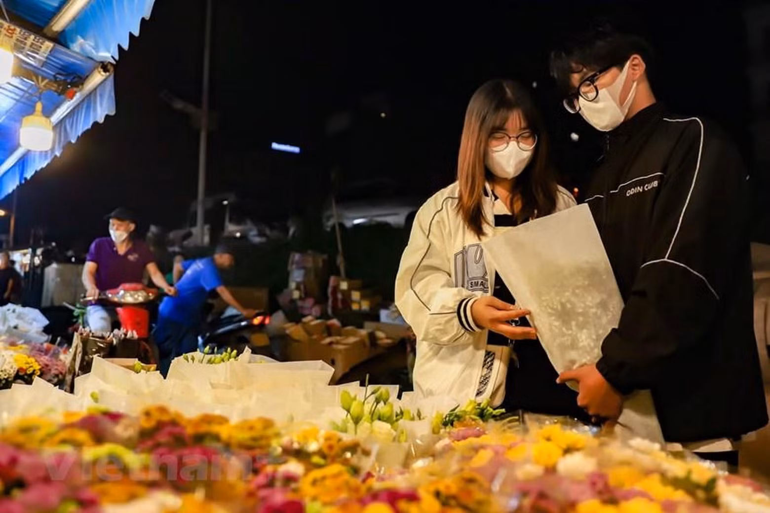 河内市西湖郡广安夜间花市往常热闹，不过10·20越南妇女节即将来临，气氛更加热闹。