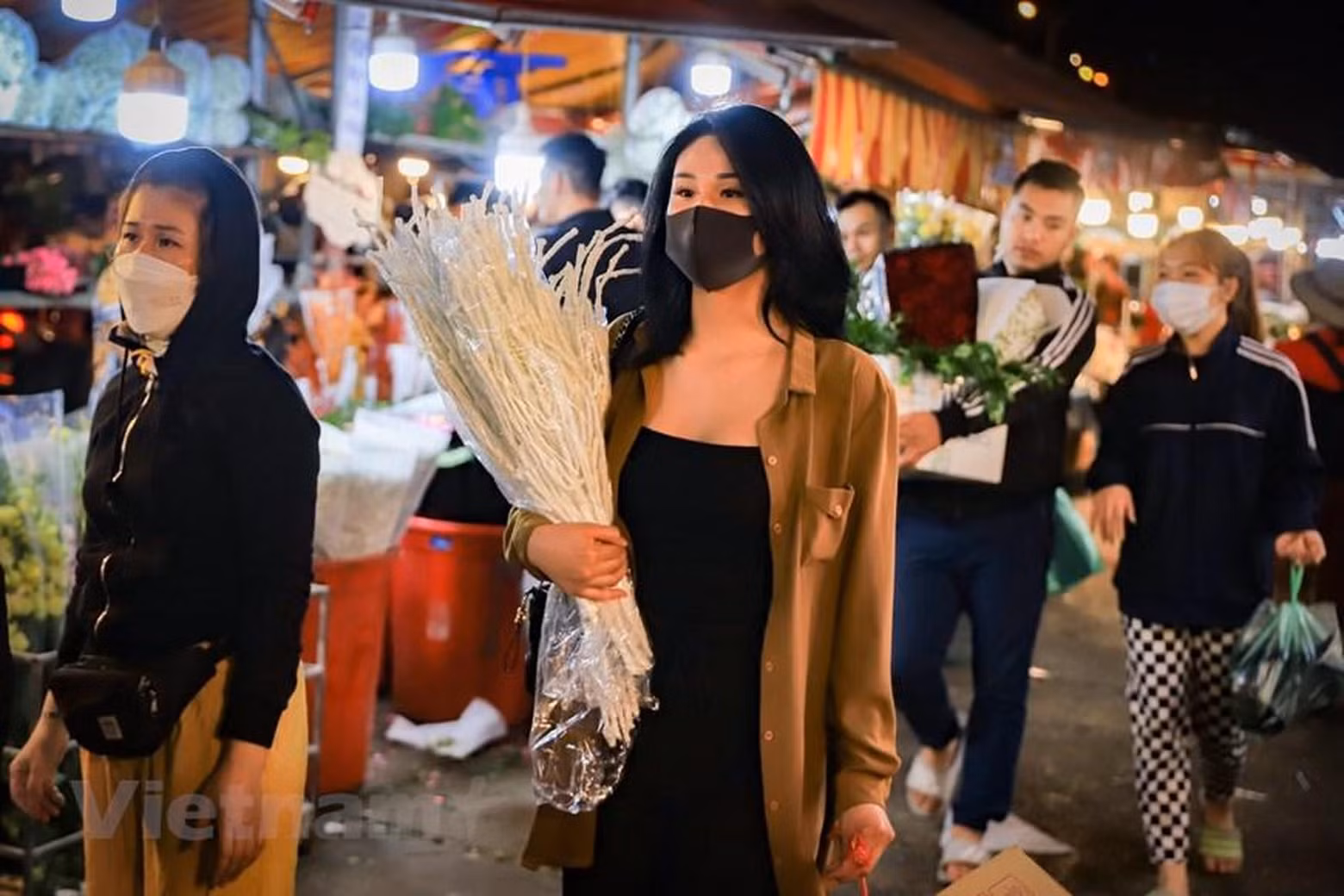 夜间花市的价格较为便宜，因此许多鲜花爱好者趁机逛夜间花市以观赏和购买喜爱的鲜花。