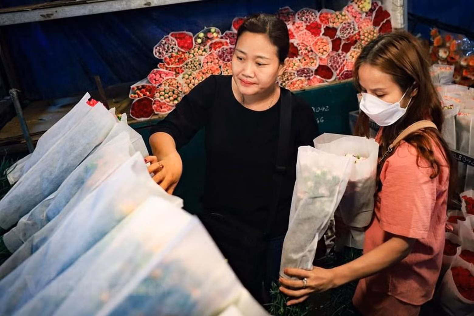 一位花摊摊主表示，鲜花价格取决于供应来源，如果到10月20日，鲜花供应有限，花价继续上涨。