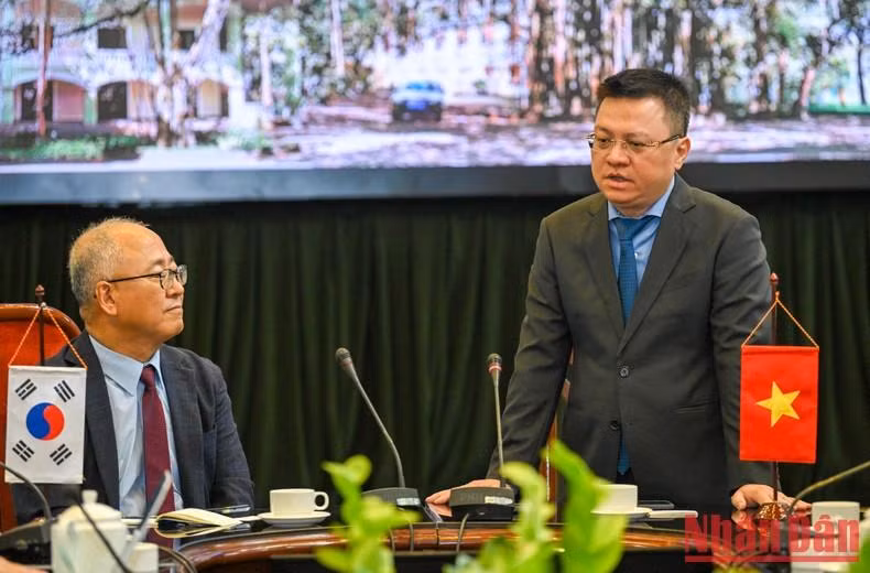 黎国明总编辑在会见中发言。 黎国明总编辑在会见中发言。