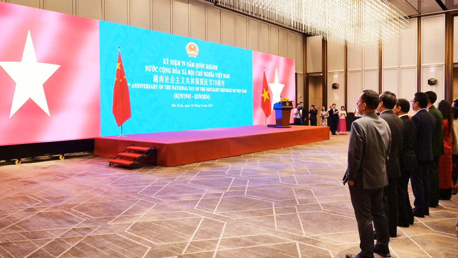 与会代表参加向国旗敬礼仪式。