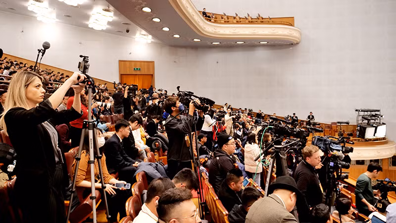 中外记者在人民大会堂进行报道。