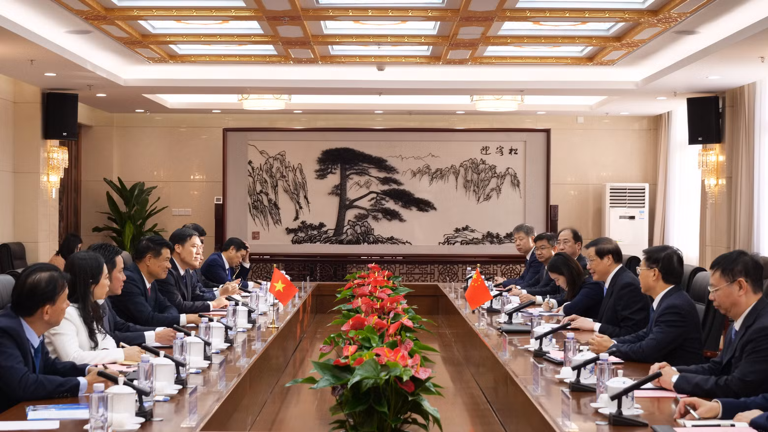 阮辉进检察长与中国最高人民检察院检察长应勇举行会谈。