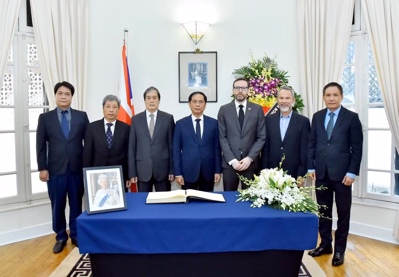 裴青山部长前往大不列颠及北爱尔兰联合王国驻越南大使私宅对英国女王伊丽莎白二世逝世吊唁。