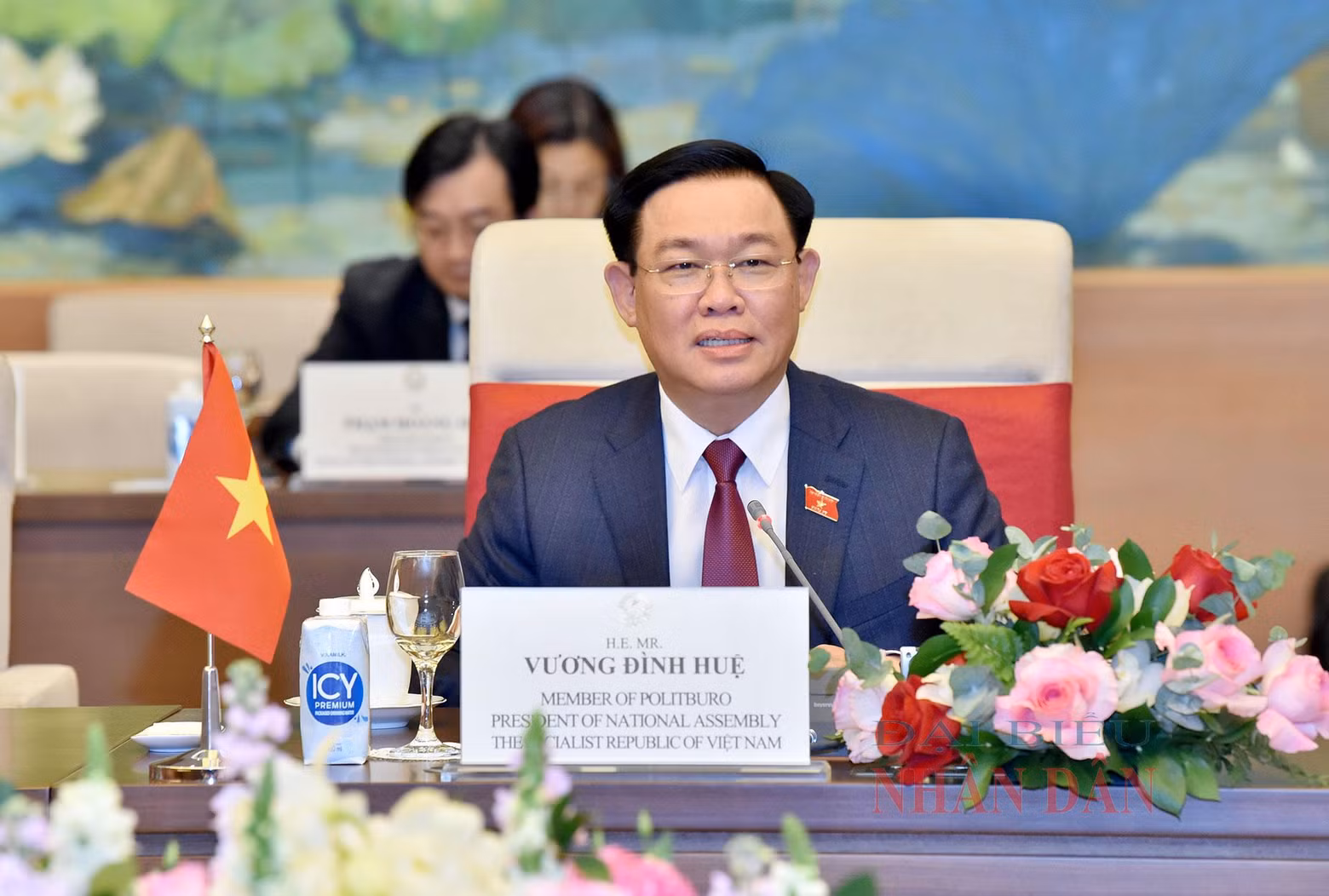 国会主席王廷惠在会见中讲话。