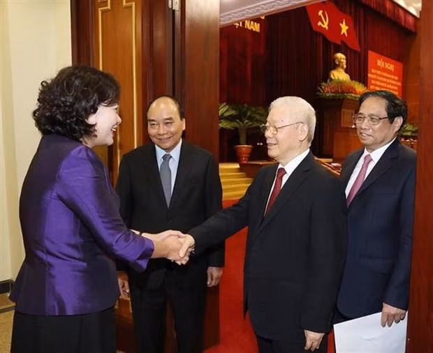 越共中央总书记阮富仲同与会代表握手。